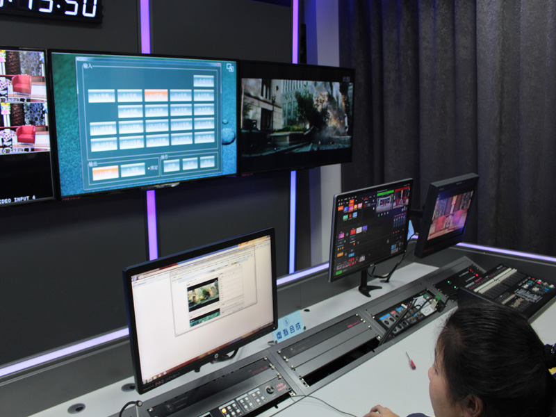 这是现场切换和虚拟合成。